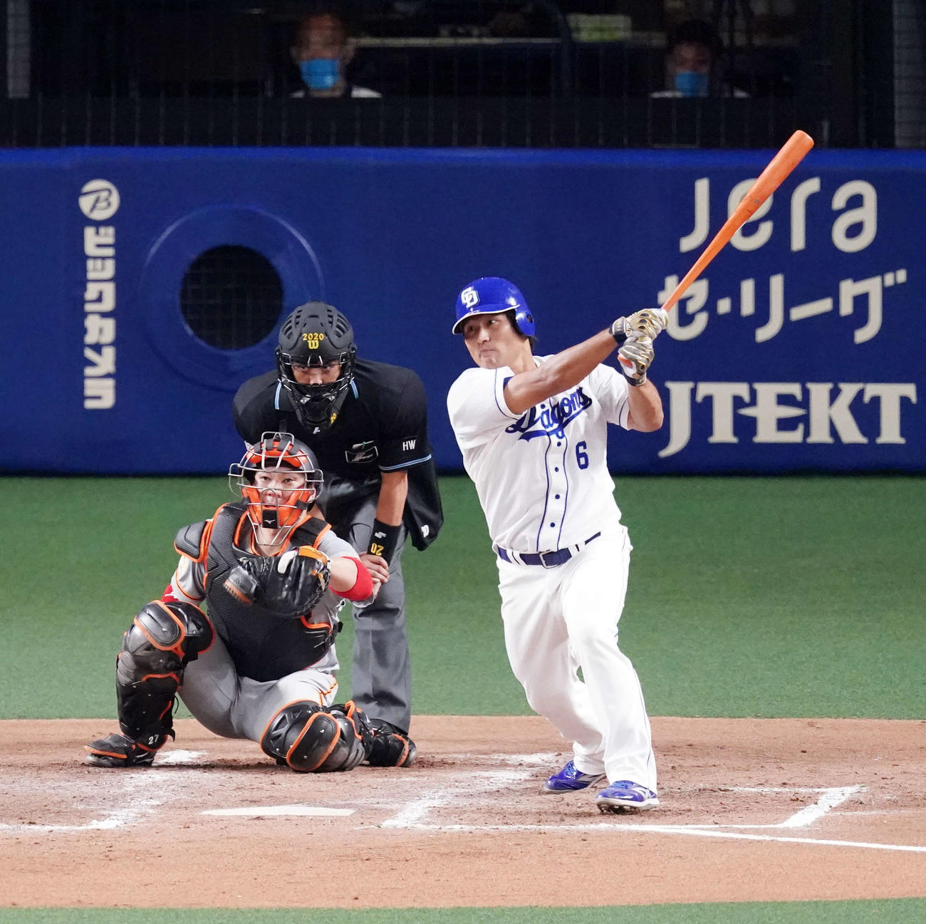 中日対巨人　4回裏中日2死三塁、右前に先制適時打を放つ平田（撮影・江口和貴）