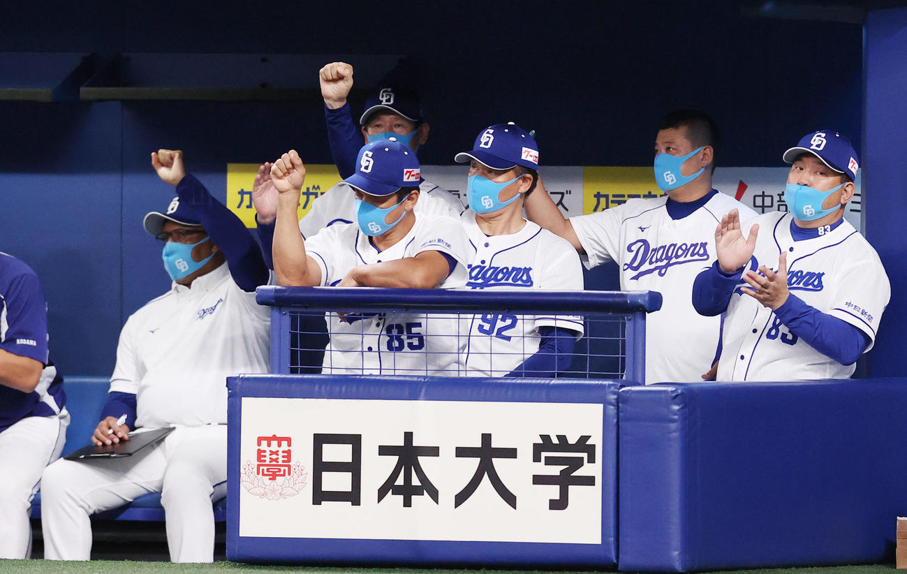 中日対巨人　4回裏中日2死三塁、平田の適時打で先制しベンチでガッツポーズする与田監督（中央）らベンチ（撮影・垰建太）