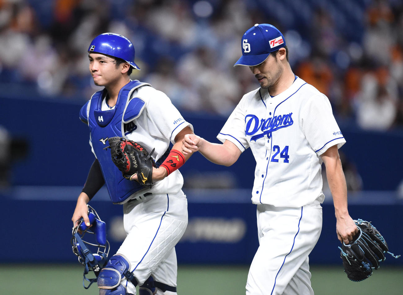 5回表巨人2死三塁、吉川尚輝を三ゴロに打ち取りピンチをしのぎ郡司（左）とベンチへ戻る福谷（右）（撮影・森本幸一）
