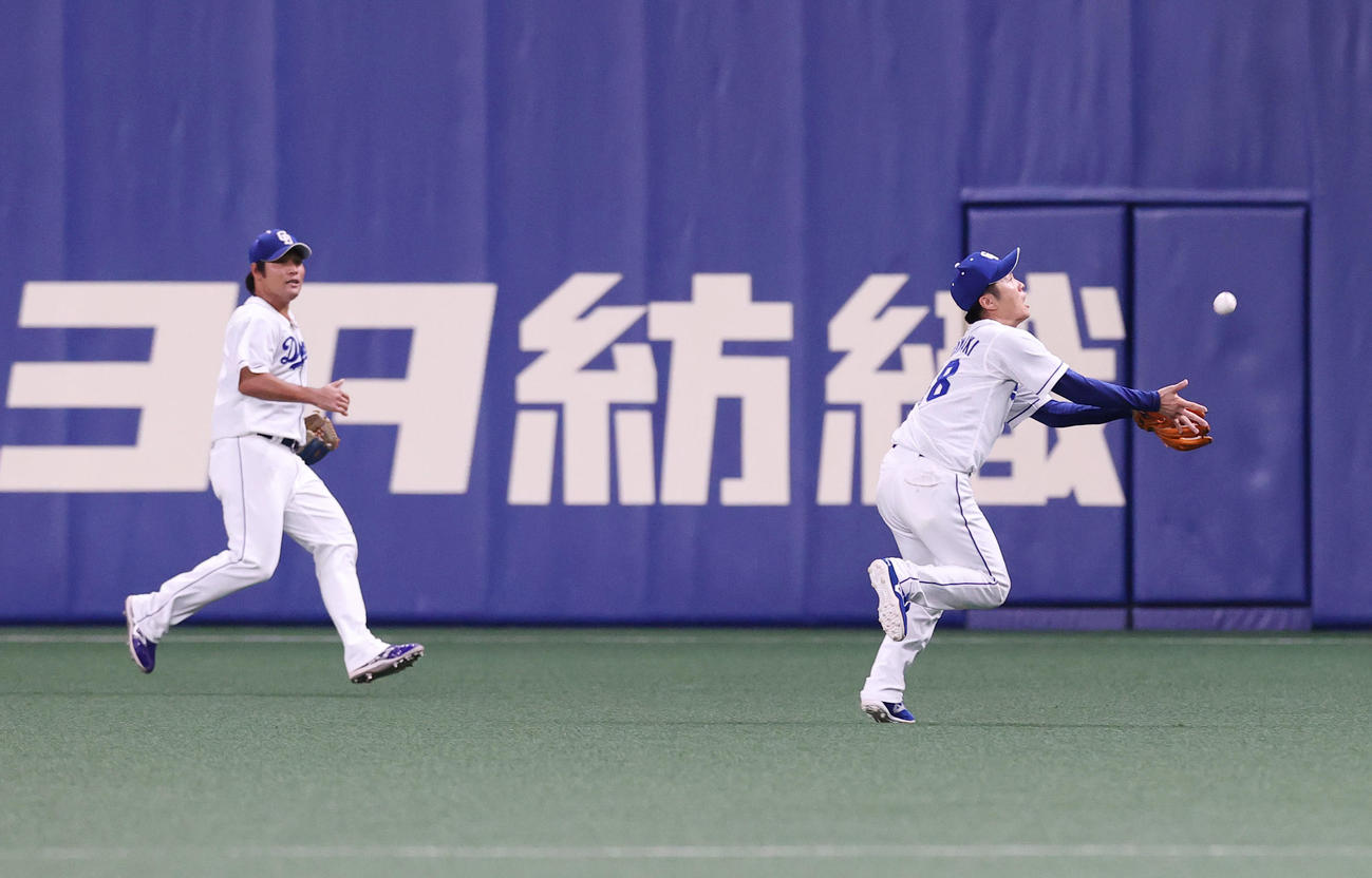 中日対巨人　6回表巨人2死、坂本の飛球を追いかけ後ろ向きで好捕する溝脇（右）（撮影・垰建太）
