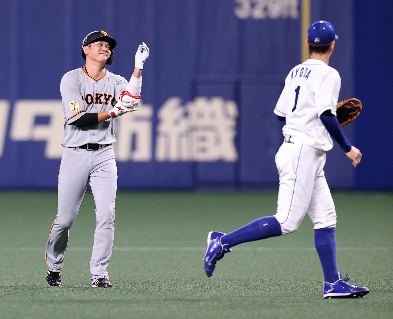 中日対巨人　6回表巨人2死、溝脇の好捕で二飛に倒れた坂本は思わず苦笑い（撮影・垰建太）