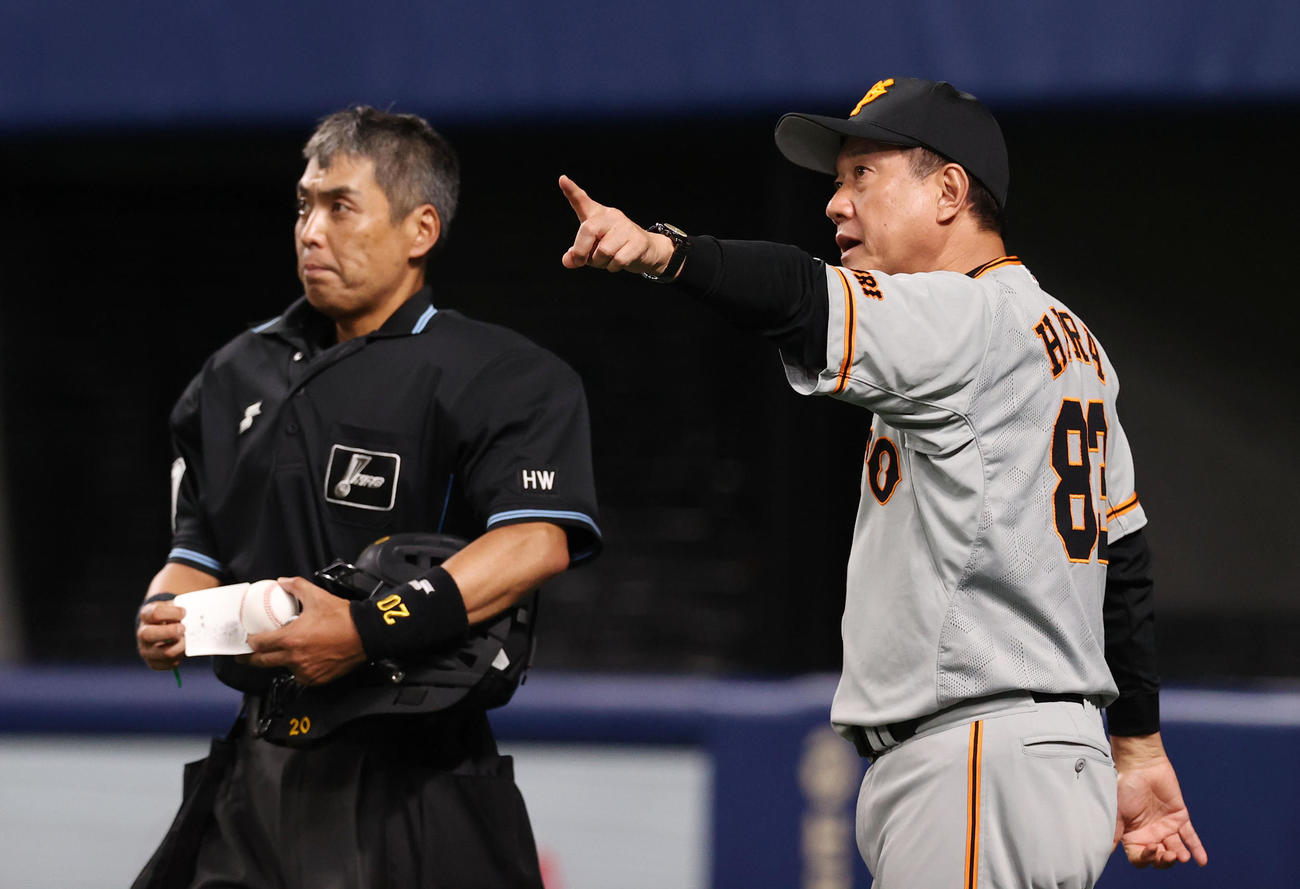中日対巨人　9回裏、投手交代を告げる巨人原監督（撮影・垰建太）