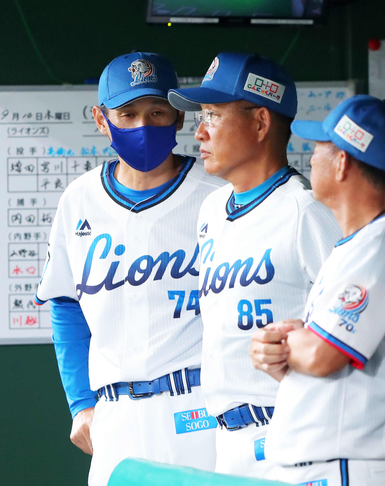 西武対オリックス　7回表オリックスの攻撃を終え言葉を交わす西口投手コーチ（左）と辻監督（撮影・河田真司）