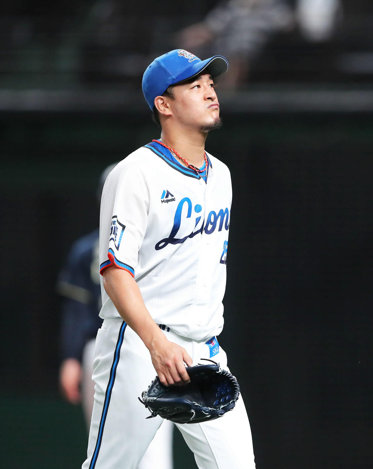 西武対オリックス　2回表オリックスの攻撃で6失点し、険しい表情でベンチに戻る平井（撮影・河田真司）