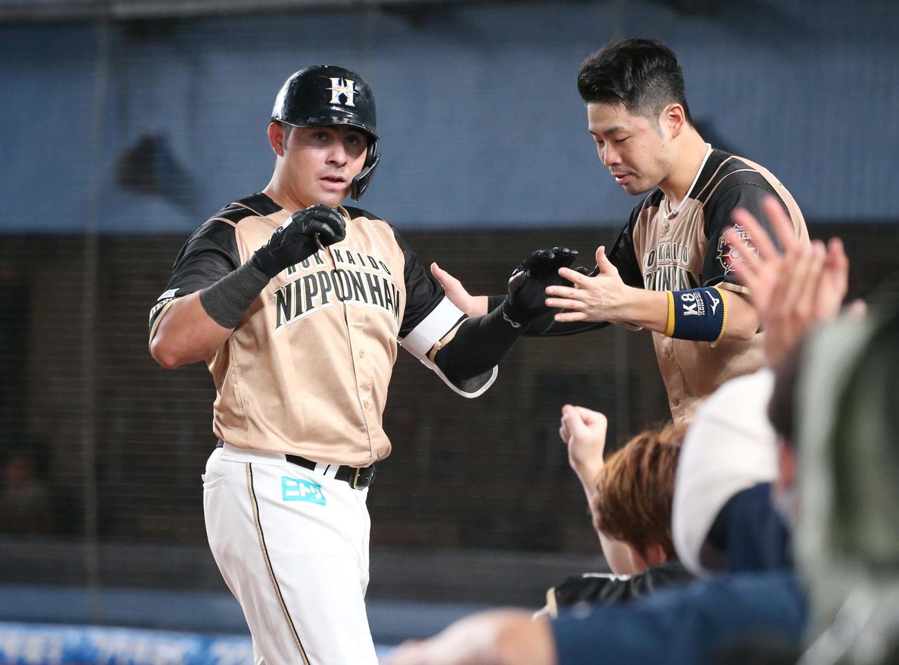 ロッテ対日本ハム　7回表日本ハム1死三塁、右犠飛を放ちナインに出迎えられるビヤヌエバ（撮影・黒川智章）