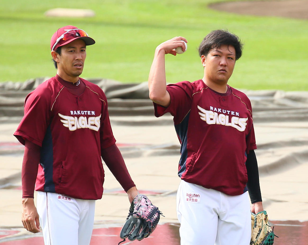 調整する楽天の岸（左）と石橋（撮影・足立雅史）