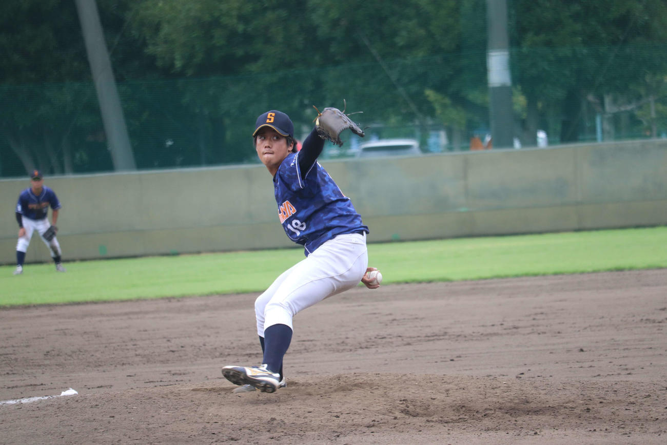 鷺宮製作所対三菱日立パワーシステムズ　8回裏から2イニングを投げ無安打4三振、無失点と好救援した鷺宮製作所の平川（撮影・保坂淑子）