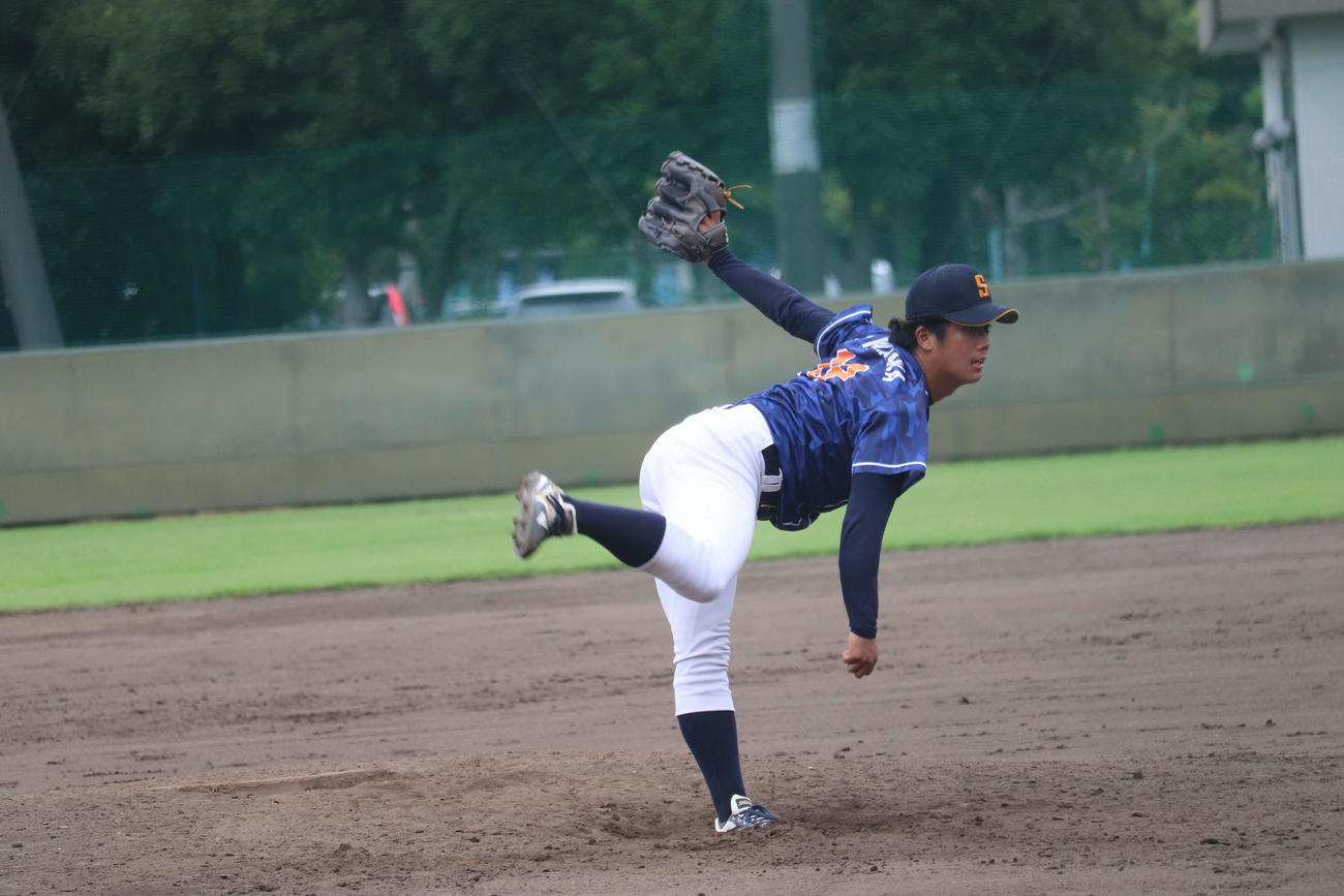 鷺宮製作所対三菱日立パワーシステムズ　8回裏から2イニングを投げ無安打4三振、無失点と好救援した鷺宮製作所の平川（撮影・保坂淑子）