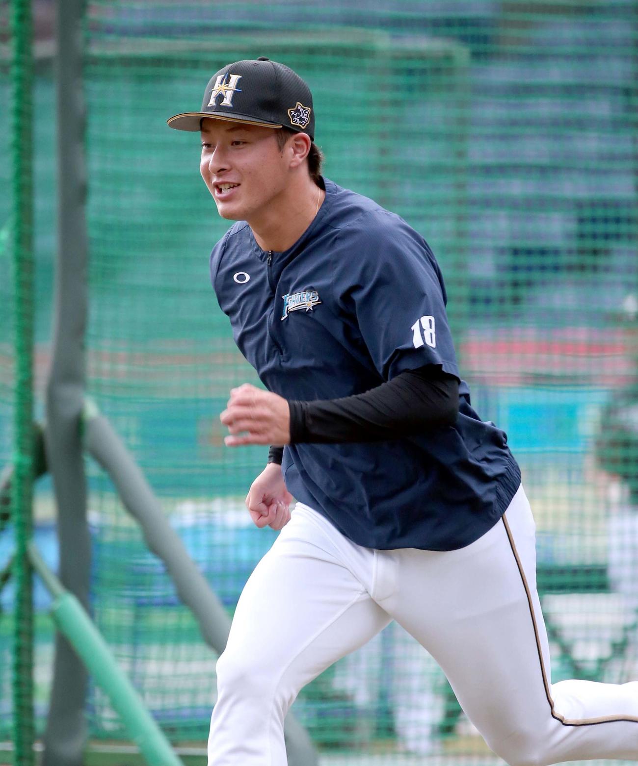 ロッテ対日本ハム　ダッシュする吉田輝（撮影・黒川智章）