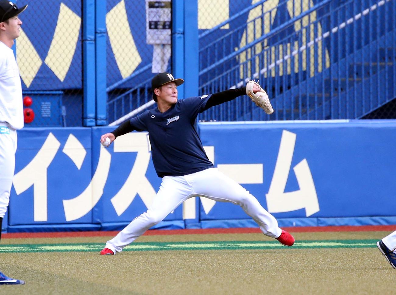 ロッテ対日本ハム　キャッチボールする吉田輝（撮影・黒川智章）