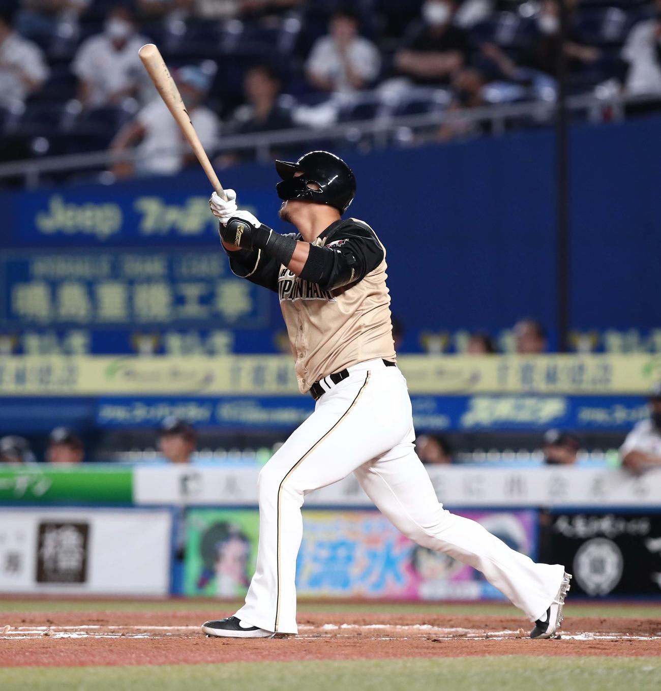 ロッテ対日本ハム　1回表日本ハム1死二塁、右越えに通算250号となる2点本塁打を放つ中田（撮影・黒川智章）