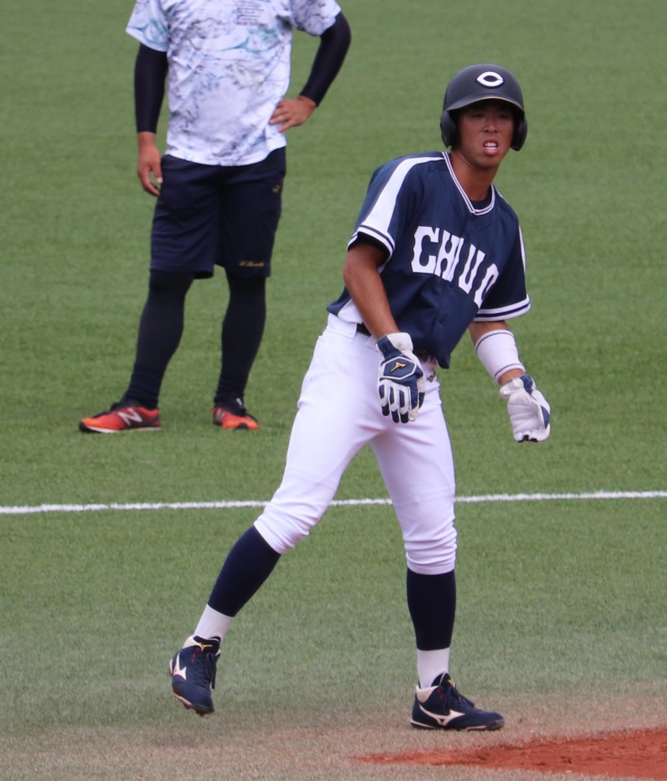 中大対明大　中大1回表無死一塁、右前打で出塁後、二盗で進塁した五十幡（撮影・古川真弥）