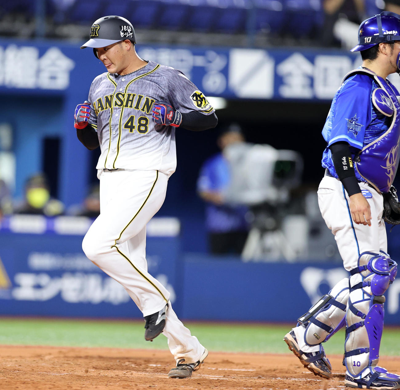 DeNA対阪神　3回表阪神無死二、三類、糸原の先制の二塁内野安打で生還した斎藤（撮影・浅見桂子）