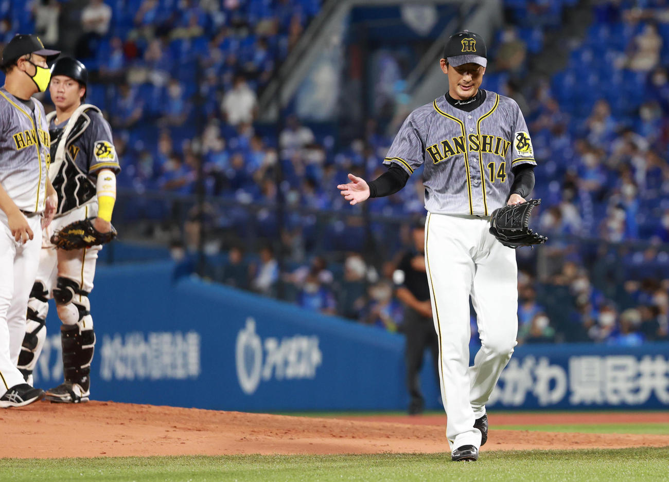 DeNA対阪神　4回裏DeNA1死一塁、2被弾で降板となる能見篤史（撮影・清水貴仁）