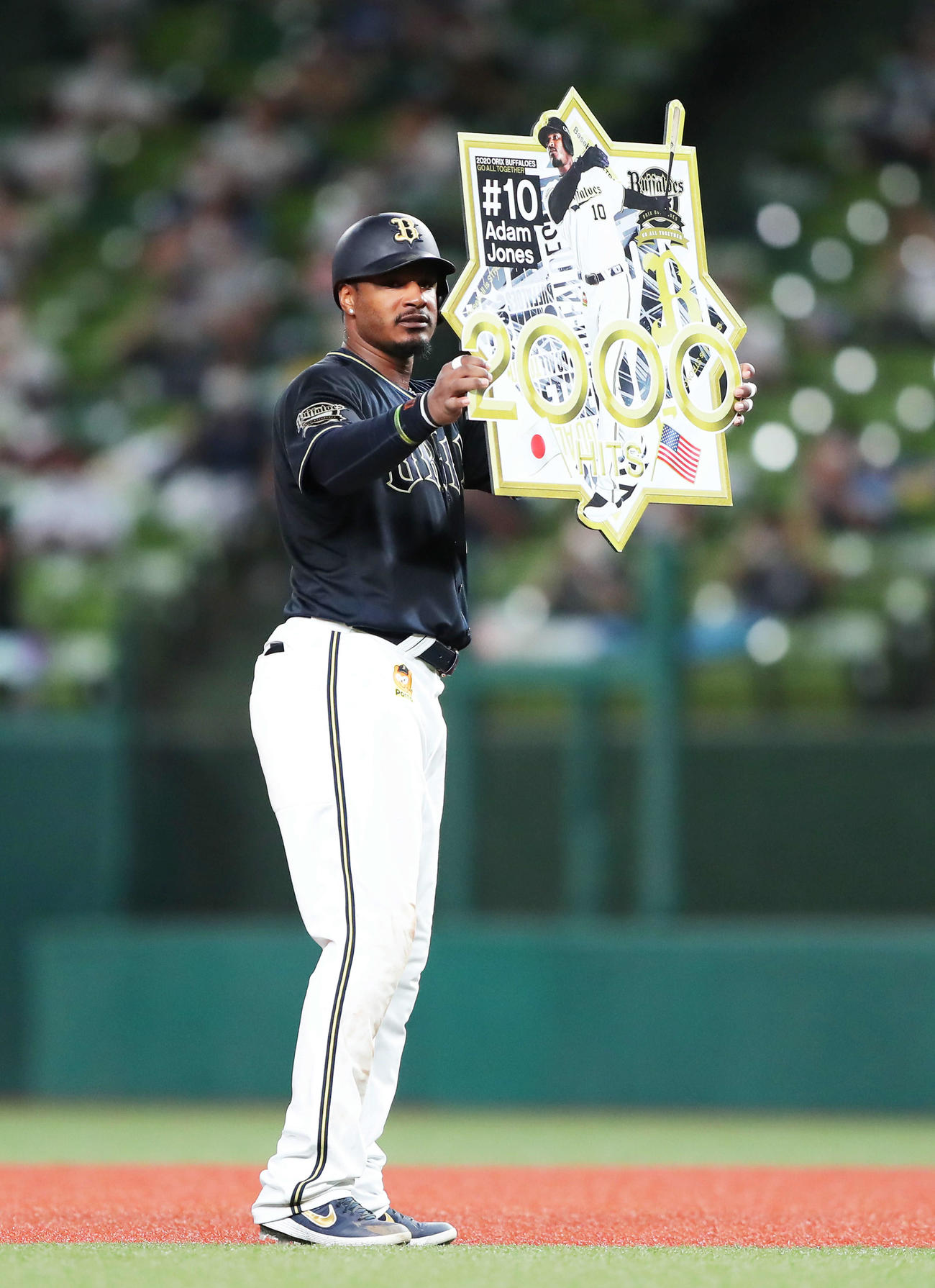 西武対オリックス　5回表オリックス2死一塁、中前適時二塁打を放ち、日米通算2000安打を達成するジョーンズ（撮影・河田真司）