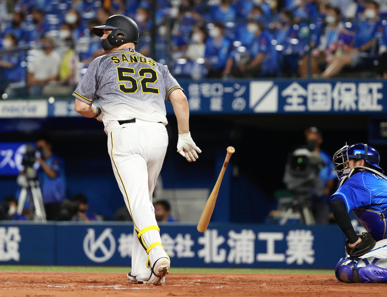 DeNA対阪神　7回表阪神1死一塁、左中間へ逆転2点本塁打を放つサンズ（撮影・清水貴仁）