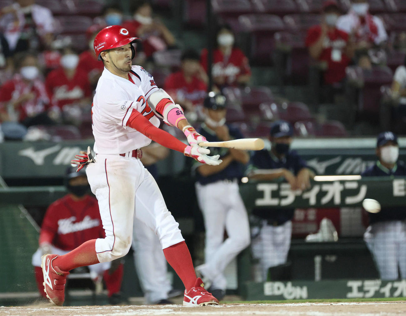 広島対ヤクルト　7回裏広島1死二塁、菊池涼は勝ち越し適時二塁打を放つ（撮影・加藤孝規）
