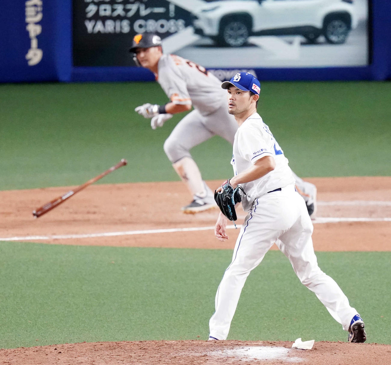 中日対巨人　8回表巨人無死一、二塁、吉川尚（後方）に逆転2点適時三塁打を浴びる福谷（撮影・江口和貴）