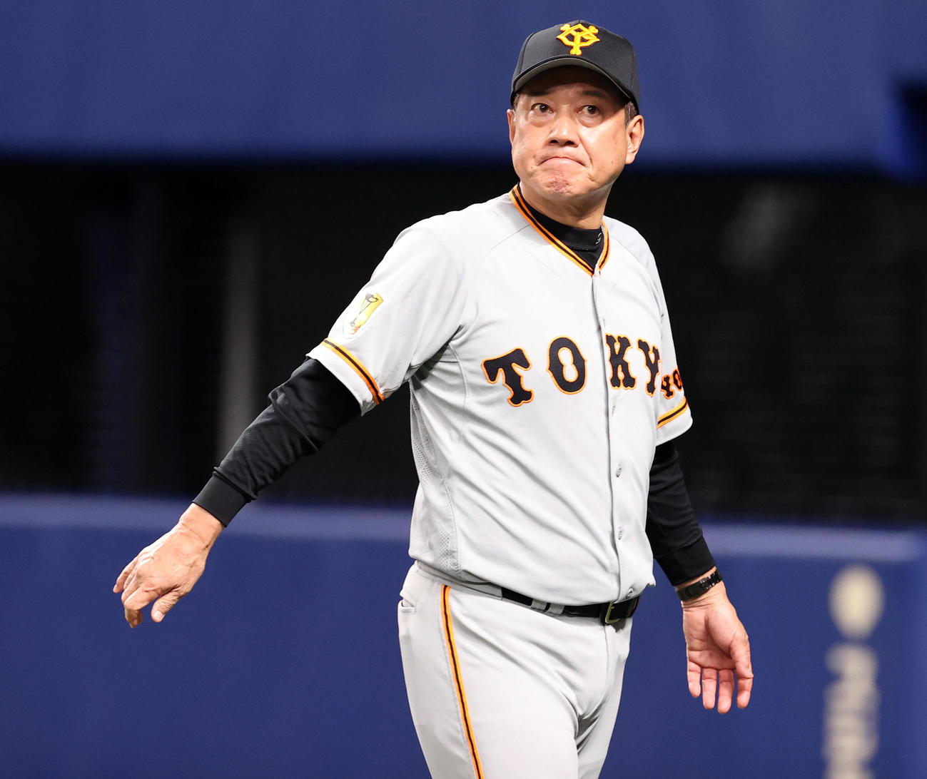 中日対巨人　延長10回表の攻撃が無得点に終わりこの試合での勝利がなくなった巨人原監督は交代を告げ渋い表情で引き揚げる（撮影・垰建太）