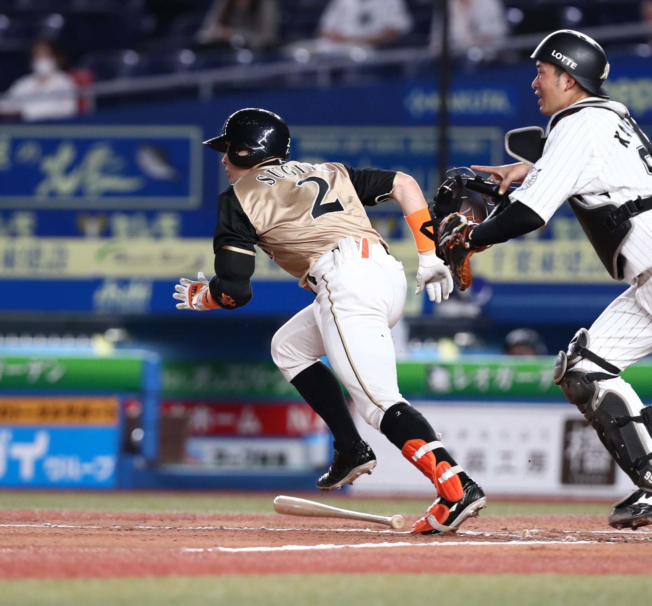 ロッテ対日本ハム　7回表日本ハム無死二塁、犠打を決める杉谷（撮影・黒川智章）
