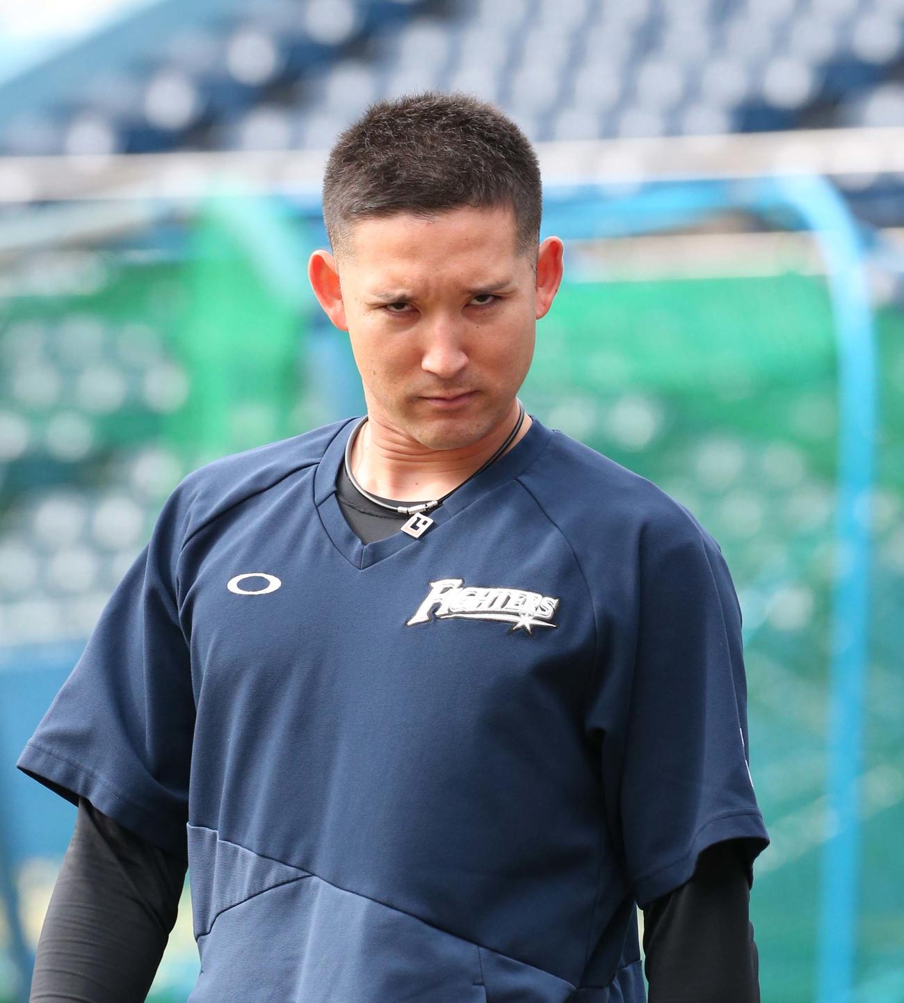 ロッテ対日本ハム　海外FA権を取得した杉谷は球場入りし顔を引き締める（撮影・黒川智章）