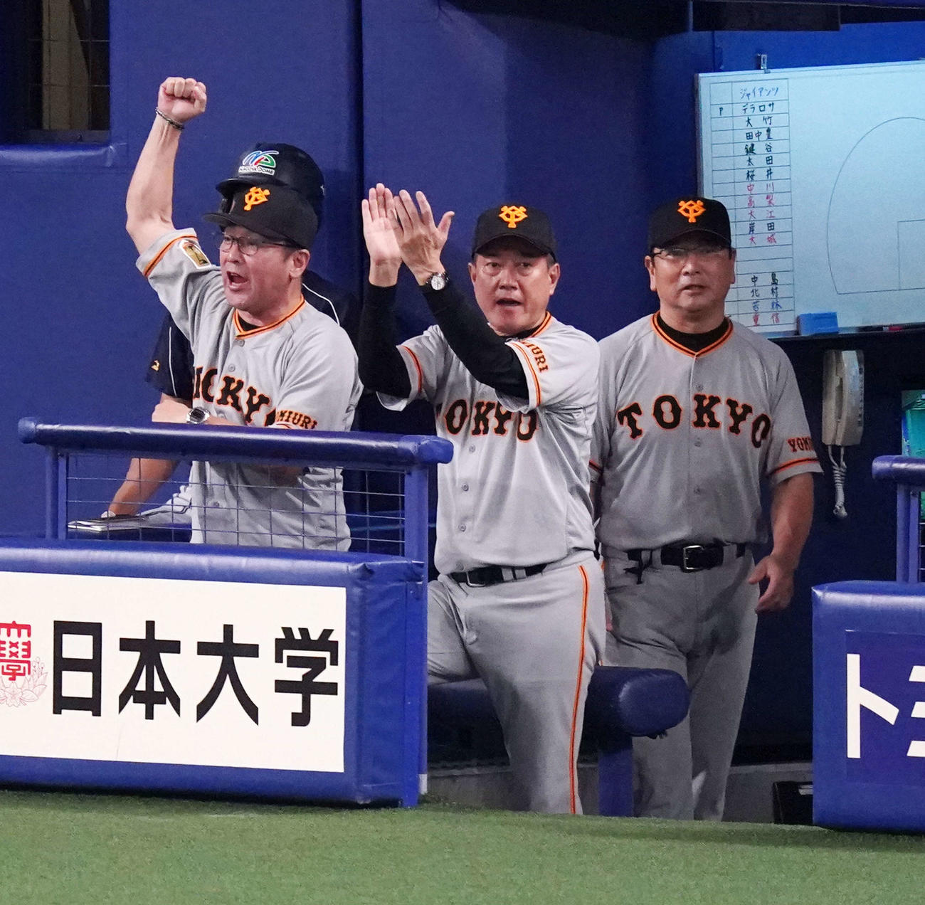 中日対巨人　8回表巨人無死一、二塁、吉川尚が逆転2点適時三塁打を放ち拍手する原監督（中央）。左はガッツポーズする元木ヘッドコーチ（撮影・江口和貴）