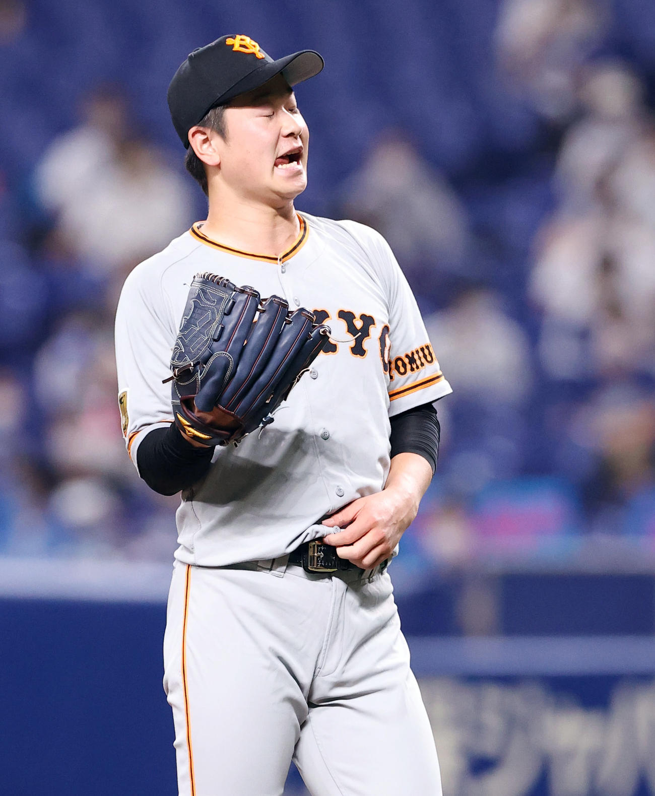 中日対巨人　8回裏中日1死一、二塁、制球が定まらず渋い表情の中川（撮影・垰建太）