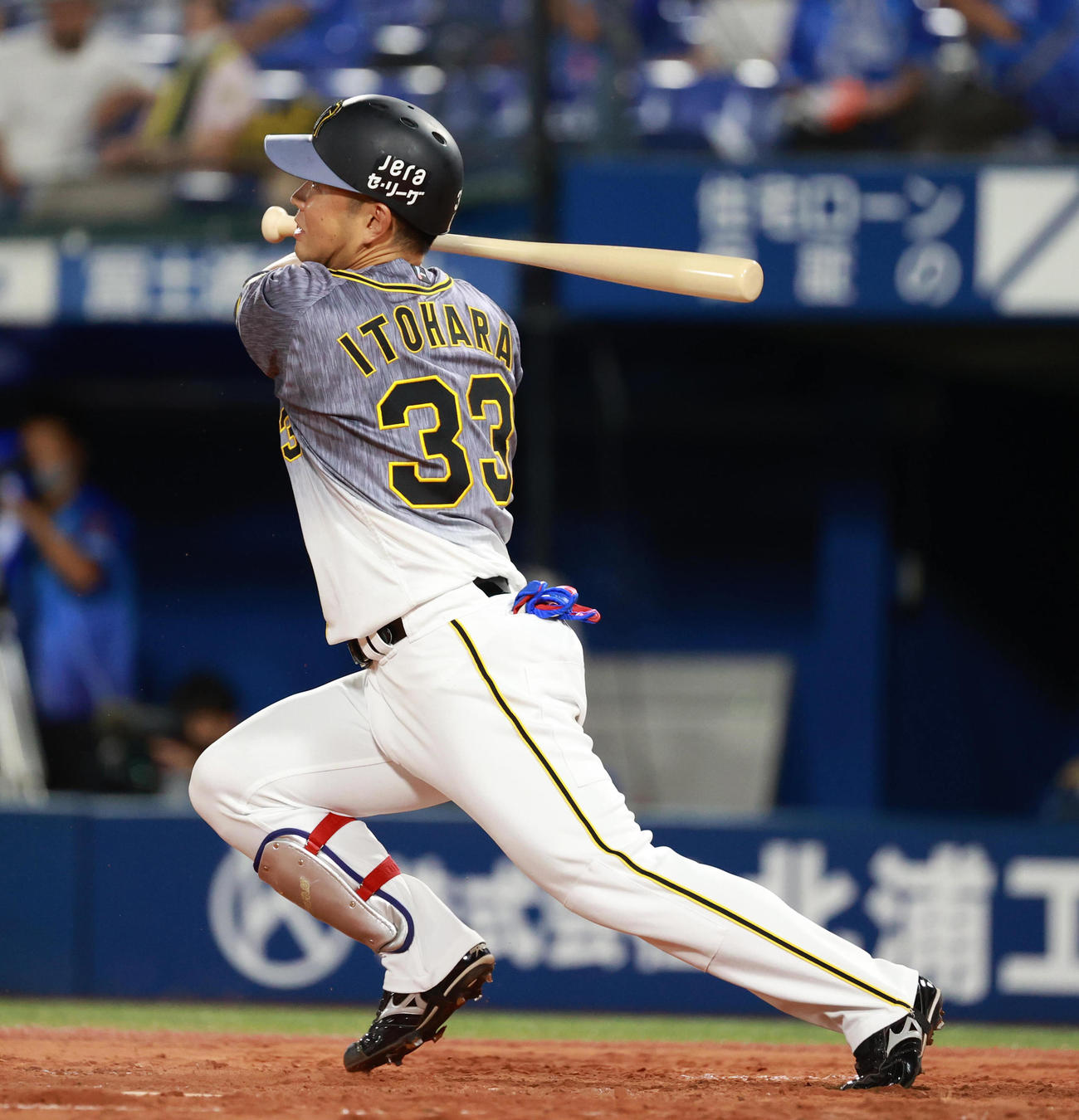 DeNA対阪神　3回表阪神無死二、三塁、一塁への適時内野安打を放つ糸原健斗（撮影・清水貴仁）