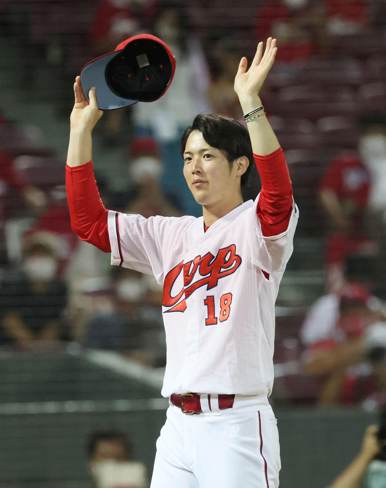 広島対ヤクルト　ファンに手をふる森下（撮影・加藤孝規）
