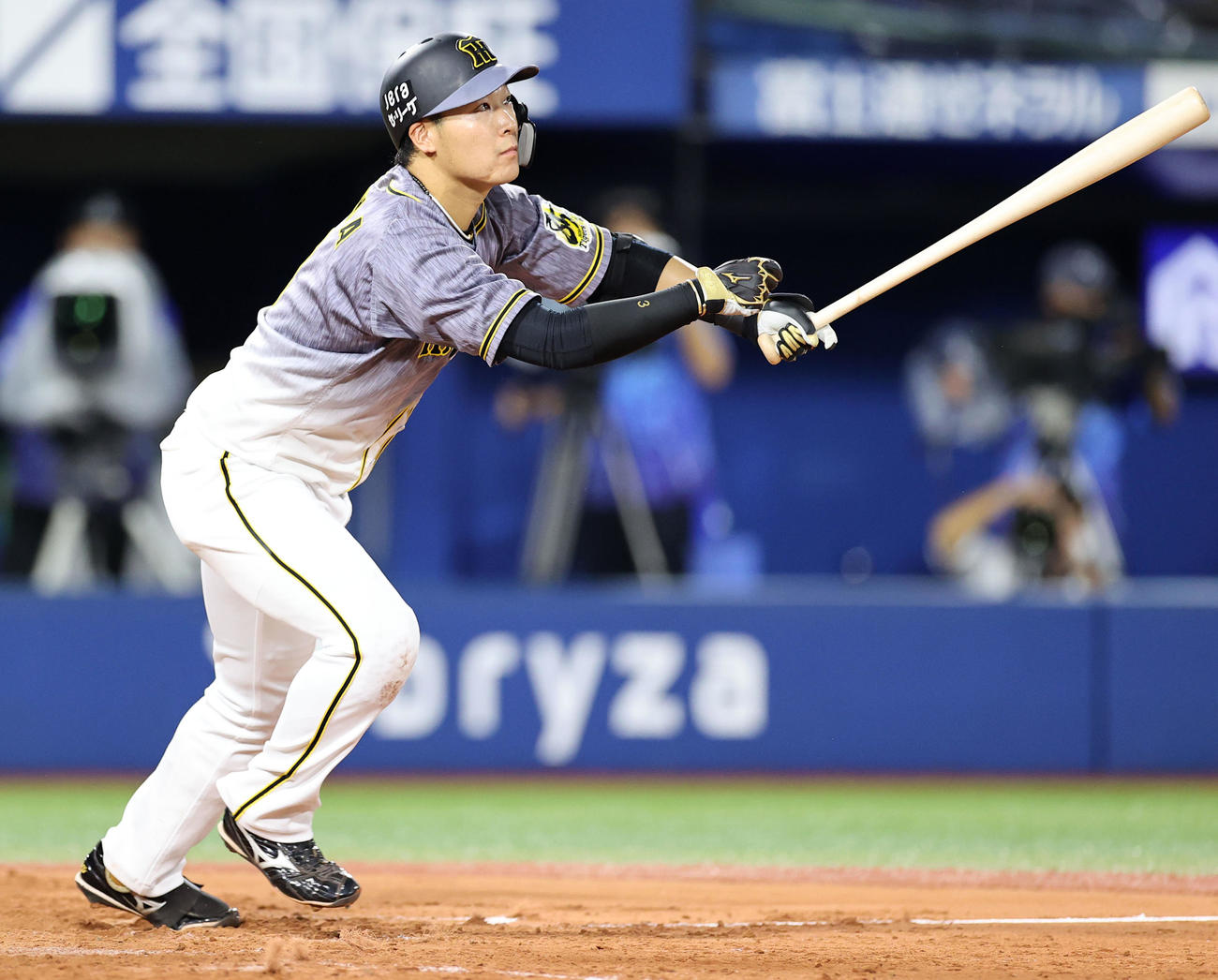 DeNA対阪神　5回表阪神無死一、三塁、大山は犠飛を放つ（撮影・浅見桂子）