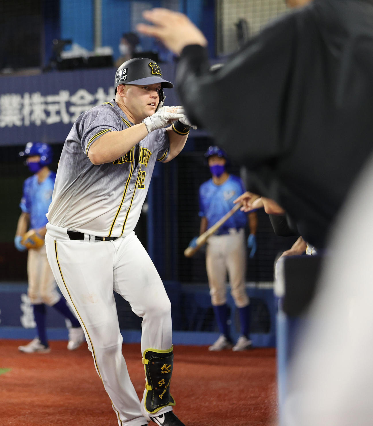 7回表阪神1死一塁、左中間へ逆転2点本塁打を放ちハッピーハンズで生還するサンズ（撮影・清水貴仁）