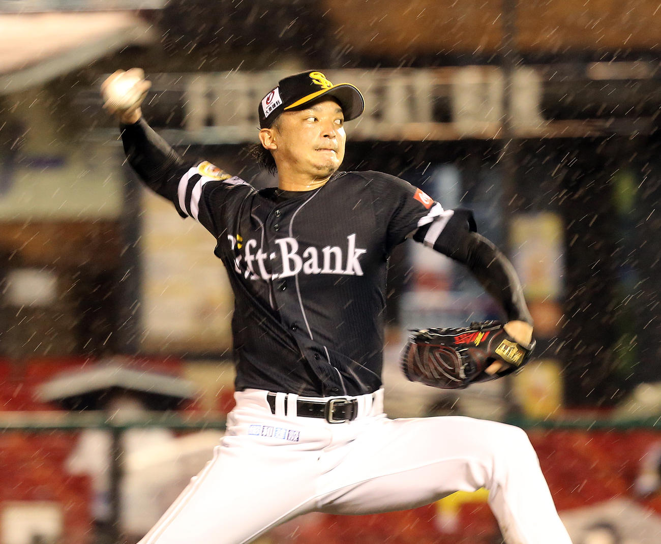 楽天対ソフトバンク　雨の中、力投するソフトバンク東浜（撮影・野上伸悟）