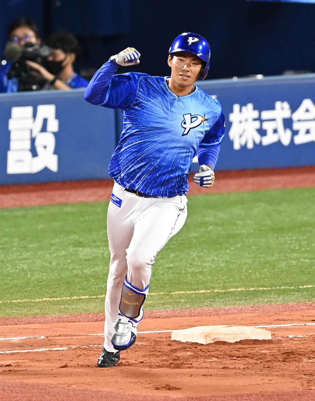 DeNA対阪神　4回裏DeNA1死、代打蝦名は中越えソロ本塁打を放ちガッツポーズ（撮影・山崎安昭）