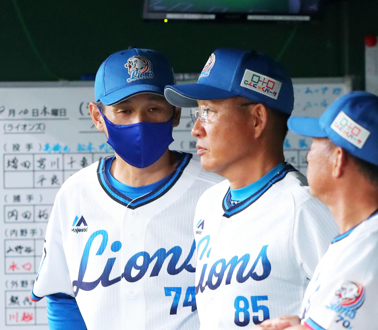 西武対オリックス　7回表オリックスの攻撃を終え言葉を交わす西口投手コーチ（左）と辻監督（撮影・河田真司）