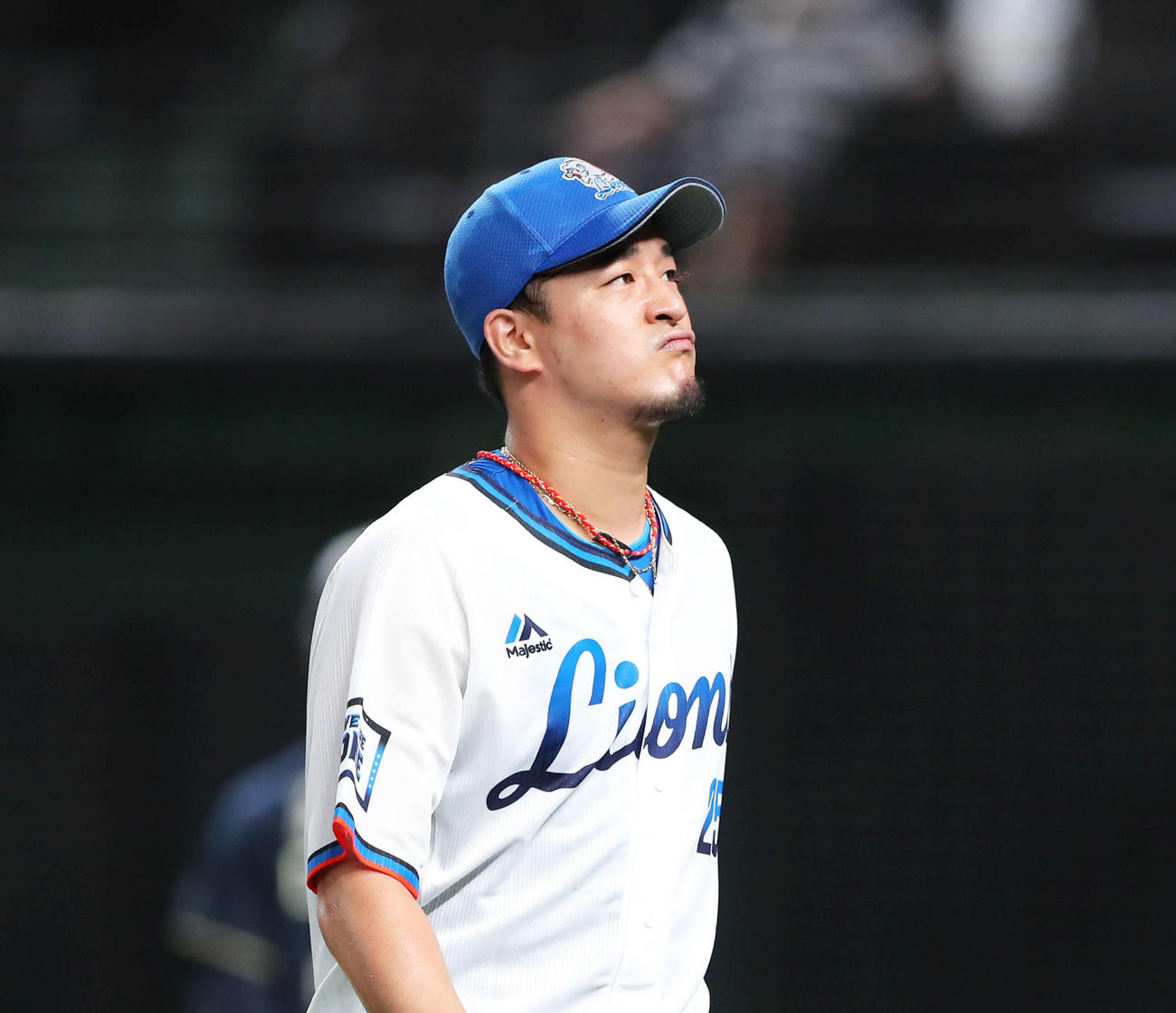 西武対オリックス　2回表オリックスの攻撃で6失点し、険しい表情でベンチに戻る平井（撮影・河田真司）