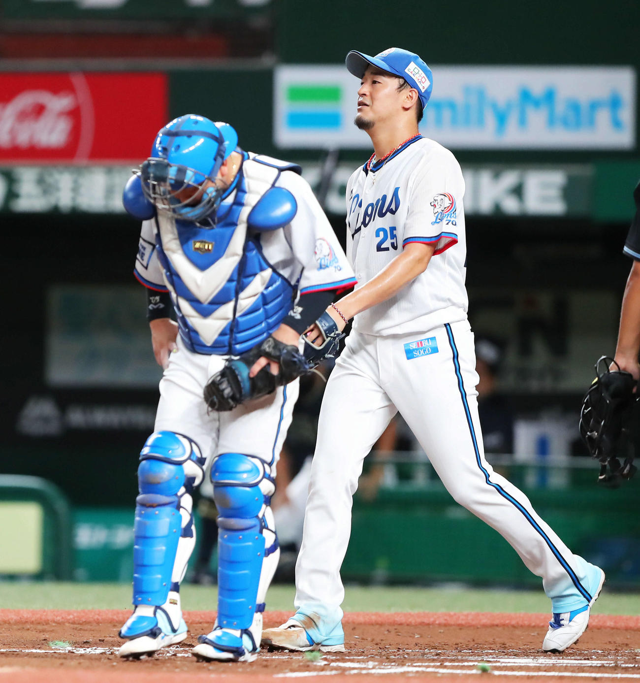 西武対オリックス　2回表オリックス無死満塁、杉本に左前2点適時打を許す平井（右）と森（撮影・河田真司）
