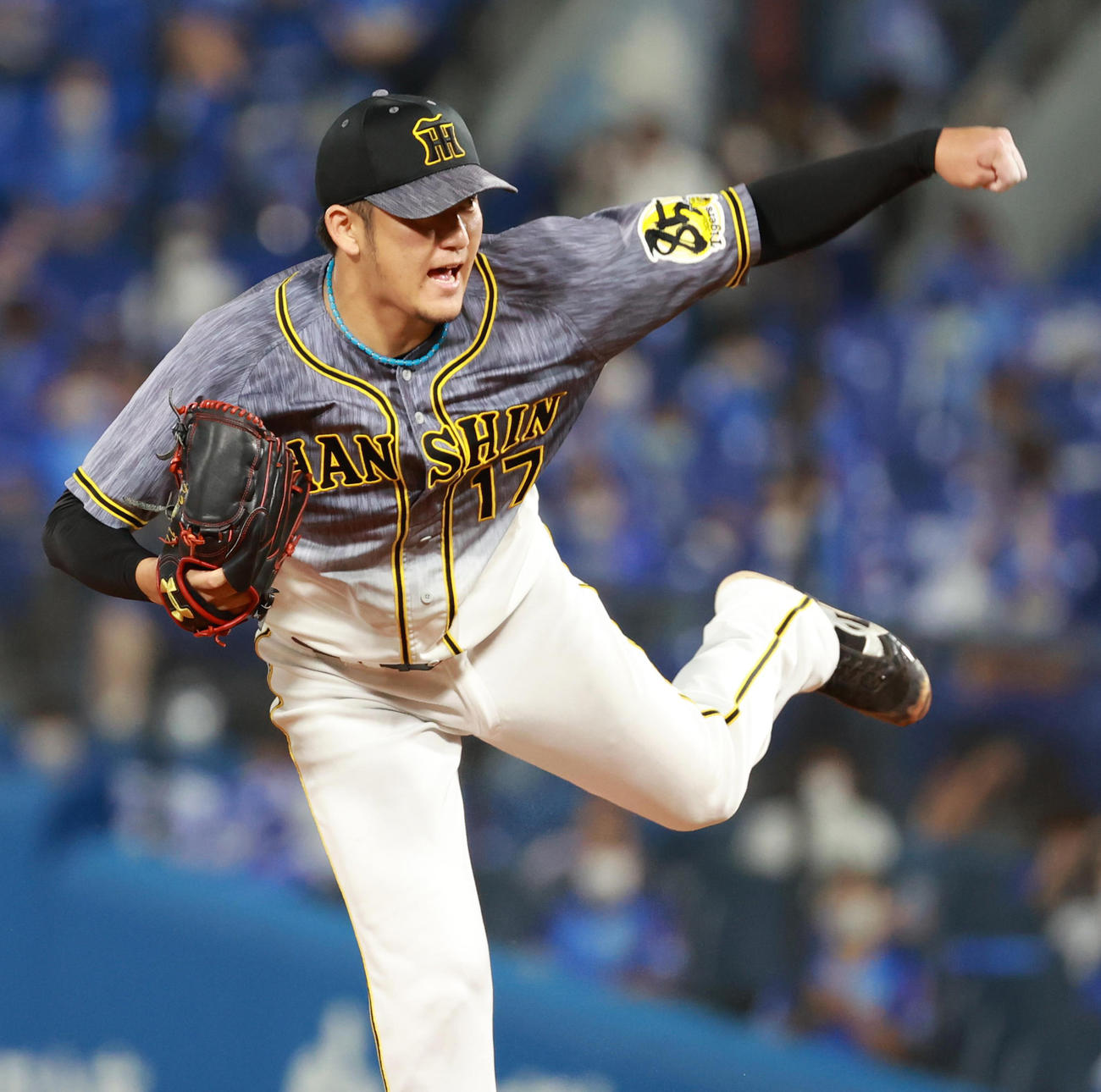 DeNA対阪神　7回から登板する岩貞（撮影・清水貴仁）
