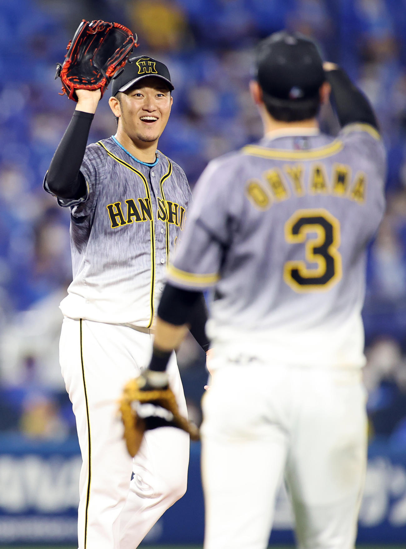 DeNA対阪神　8回裏DeNA1死、梶谷を二塁ゴロに仕留め、笑顔を見せる岩貞（左）（撮影・浅見桂子）