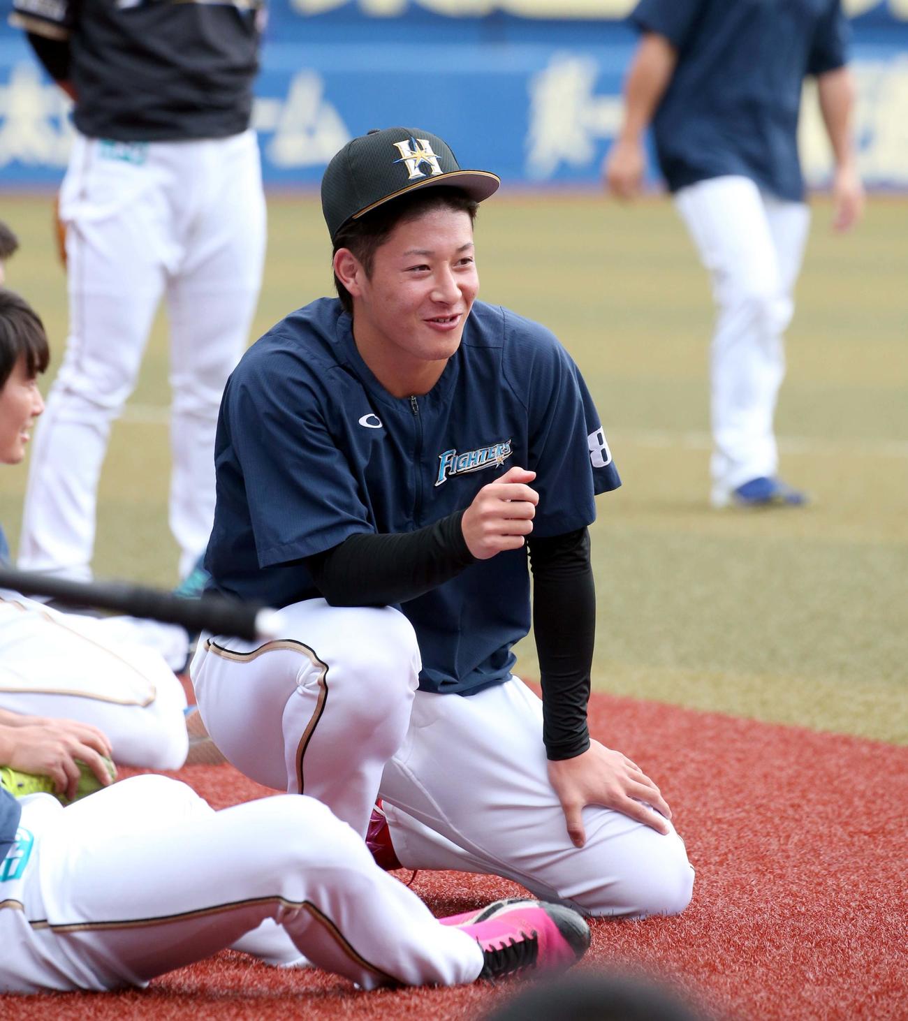 練習前、笑顔の吉田輝星（撮影・黒川智章）