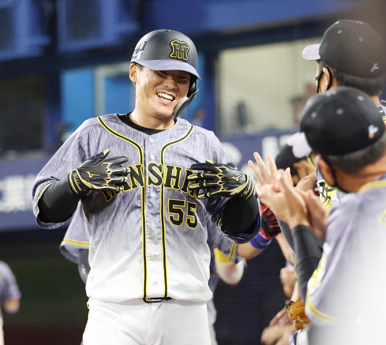 DeNA対阪神　4回表阪神1死一、二塁、右越えの勝ち越し3点本塁打を放ち笑顔で生還する陽川（撮影・清水貴仁）