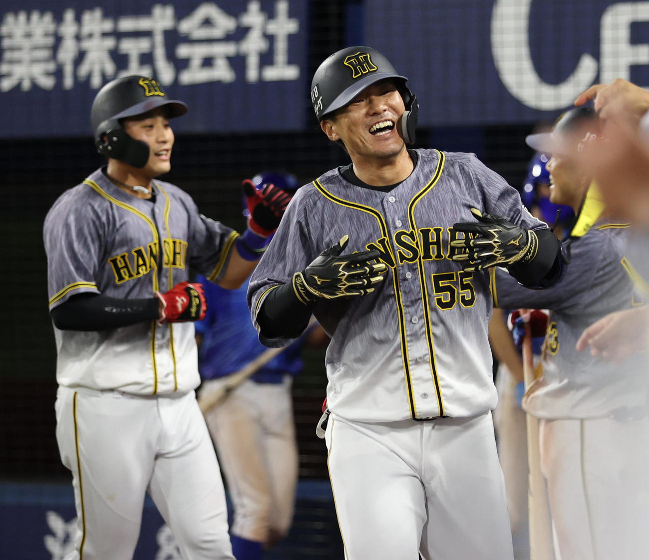 DeNA対阪神　4回表阪神1死一、二塁、右越えの勝ち越し3点本塁打を放ち笑顔で生還する陽川（撮影・清水貴仁）