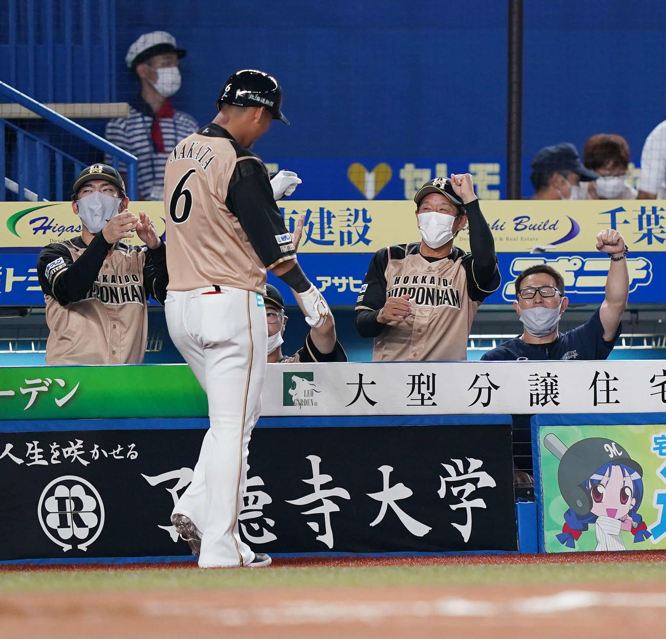 ロッテ対日本ハム　1回表日本ハム1死二塁、プロ通算250号本塁打となる右越え2点本塁打を放った中田（左から2人目）を笑顔で迎える栗山監督（右から2人目）（撮影・鈴木みどり）