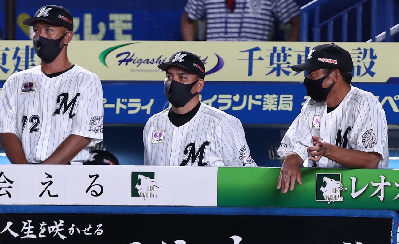 ロッテ対日本ハム　ベンチで渋い表情の井口監督（中央）（撮影・黒川智章）