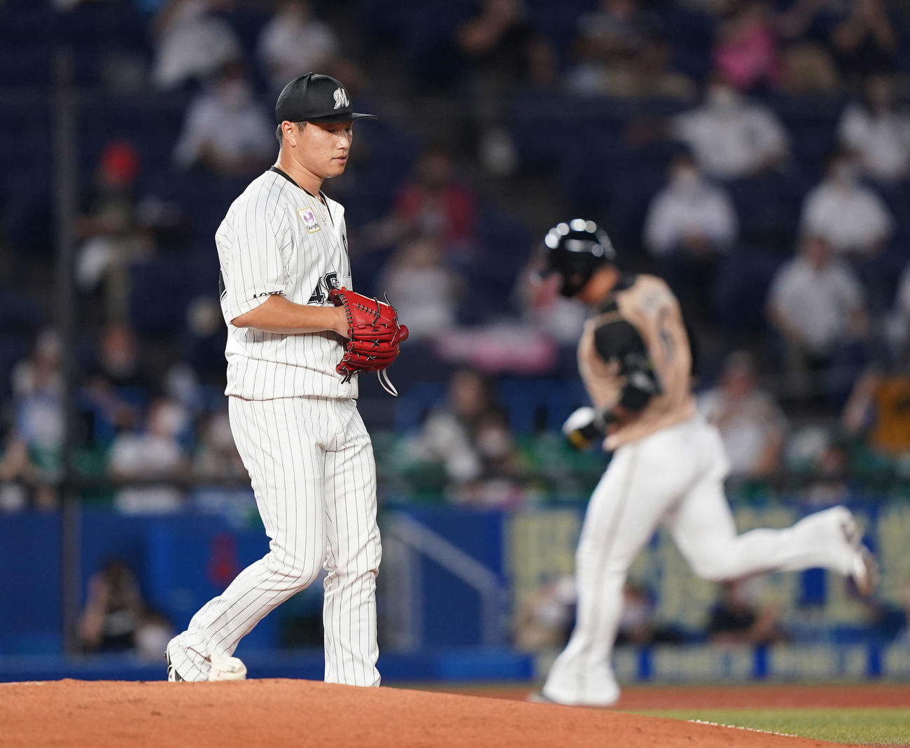 ロッテ対日本ハム　1回表日本ハム1死二塁、中田に右越え2点本塁打を浴びる岩下（撮影・鈴木みどり）