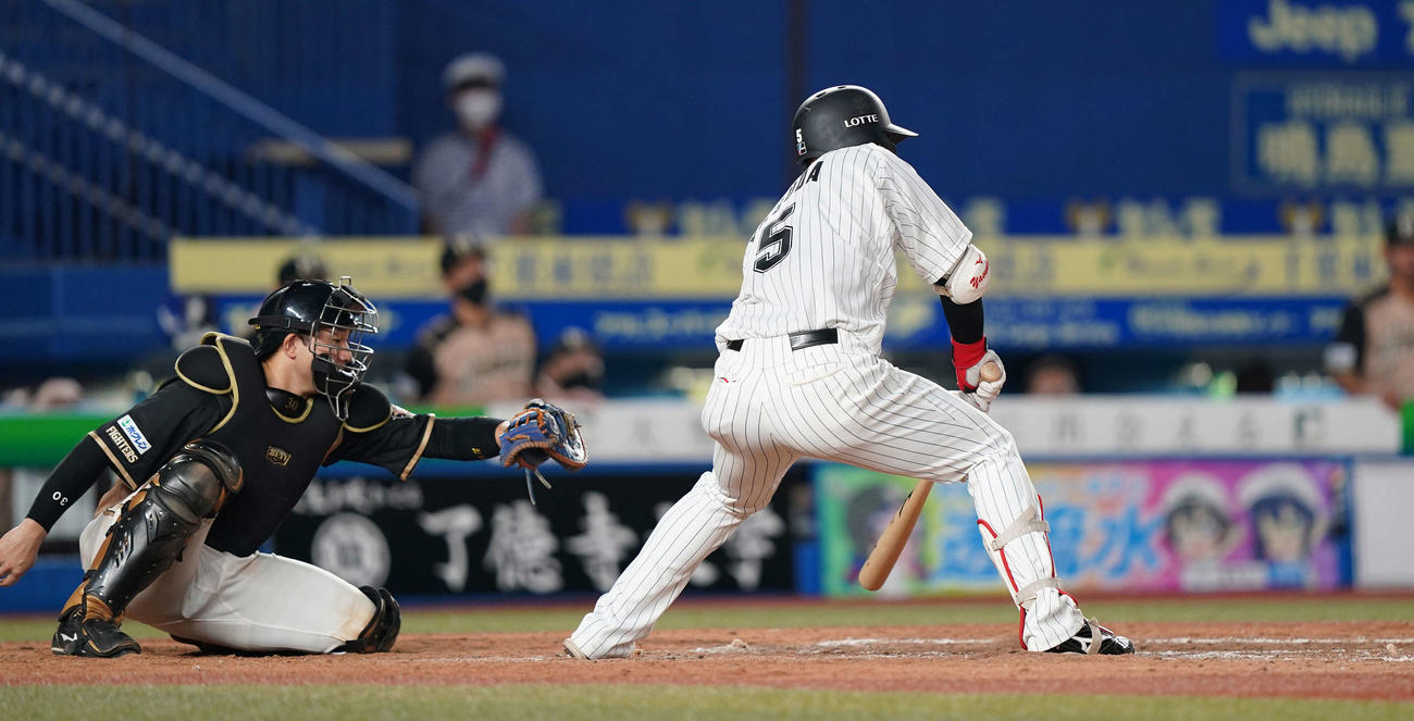 ロッテ対日本ハム　9回裏ロッテ2死一、二塁、空振り三振に倒れる安田（撮影・鈴木みどり）