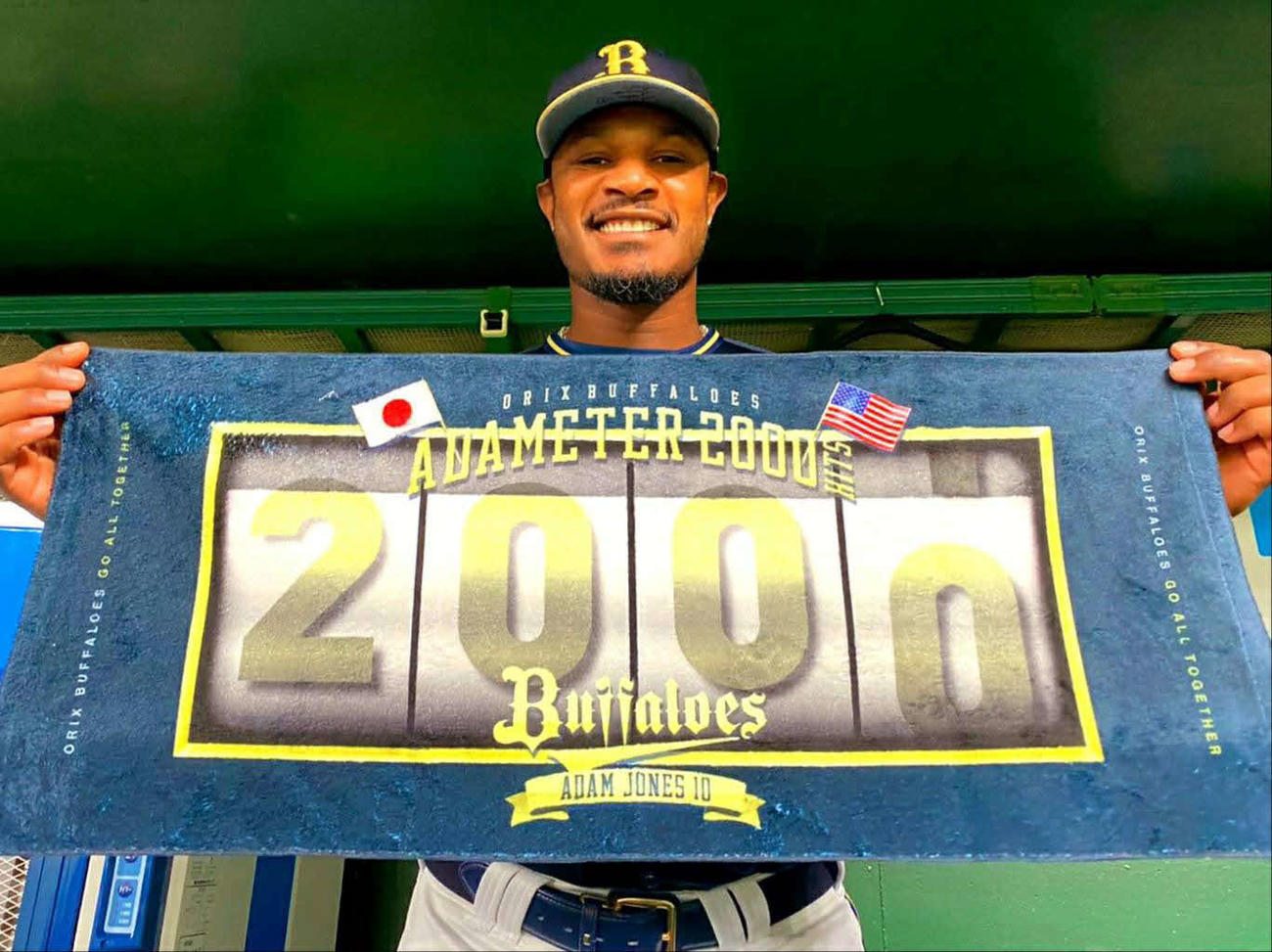 記念グッズを持つオリックスのジョーンズ