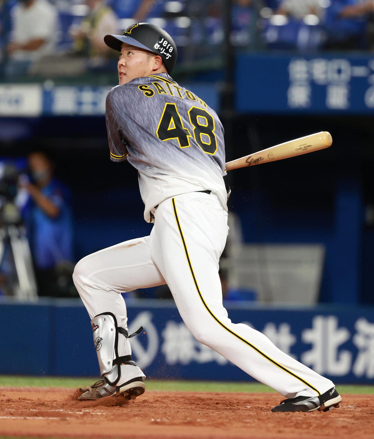 DeNA対阪神　3回表阪神無死、高く跳ねた打球で投手への内野安打としプロ初安打を記録する斎藤（撮影・清水貴仁）
