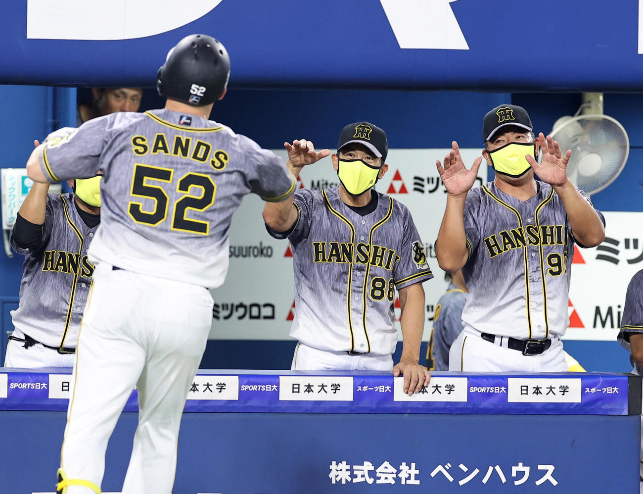 DeNA対阪神　7回表阪神1死一塁、サンズ（手前）が左中間2点本塁打を放ち、笑顔のポーズで迎える矢野監督（中央）ら（撮影・浅見桂子）