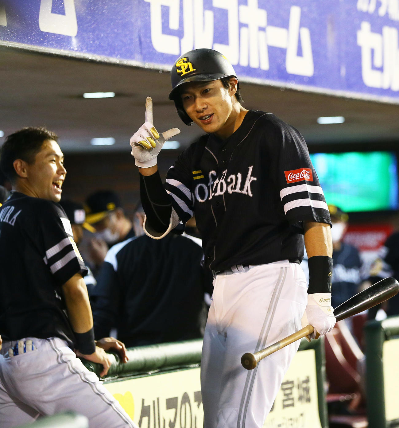 楽天対ソフトバンク　8回表ソフトバンク2死、左越え本塁打を放ち笑顔でポーズを決める柳田（撮影・足立雅史）