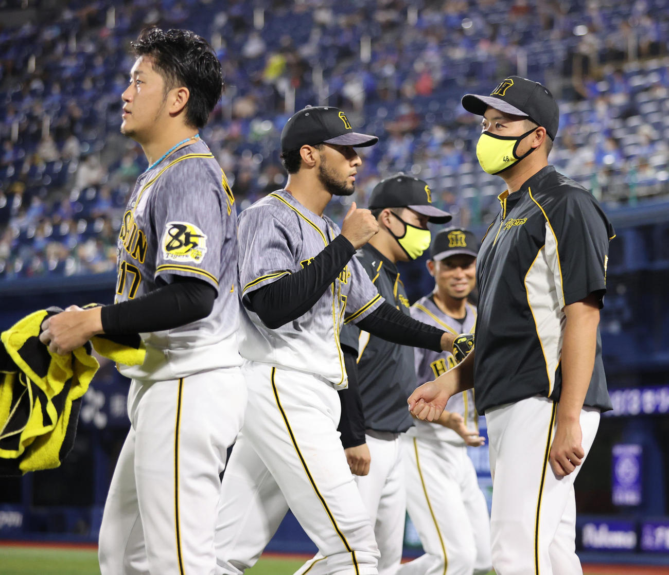 DeNA対阪神　8回を終えスアレス（中央）を出迎える岩貞（左）、斎藤（撮影・清水貴仁）